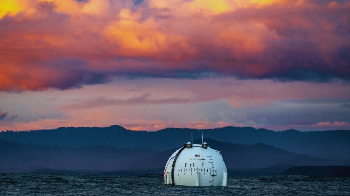 EE. UU. está tirando esferas gigantes al océano y el motivo es más serio de lo que parece. La apuesta extraña que podría desbloquear por fin la energía de las olas