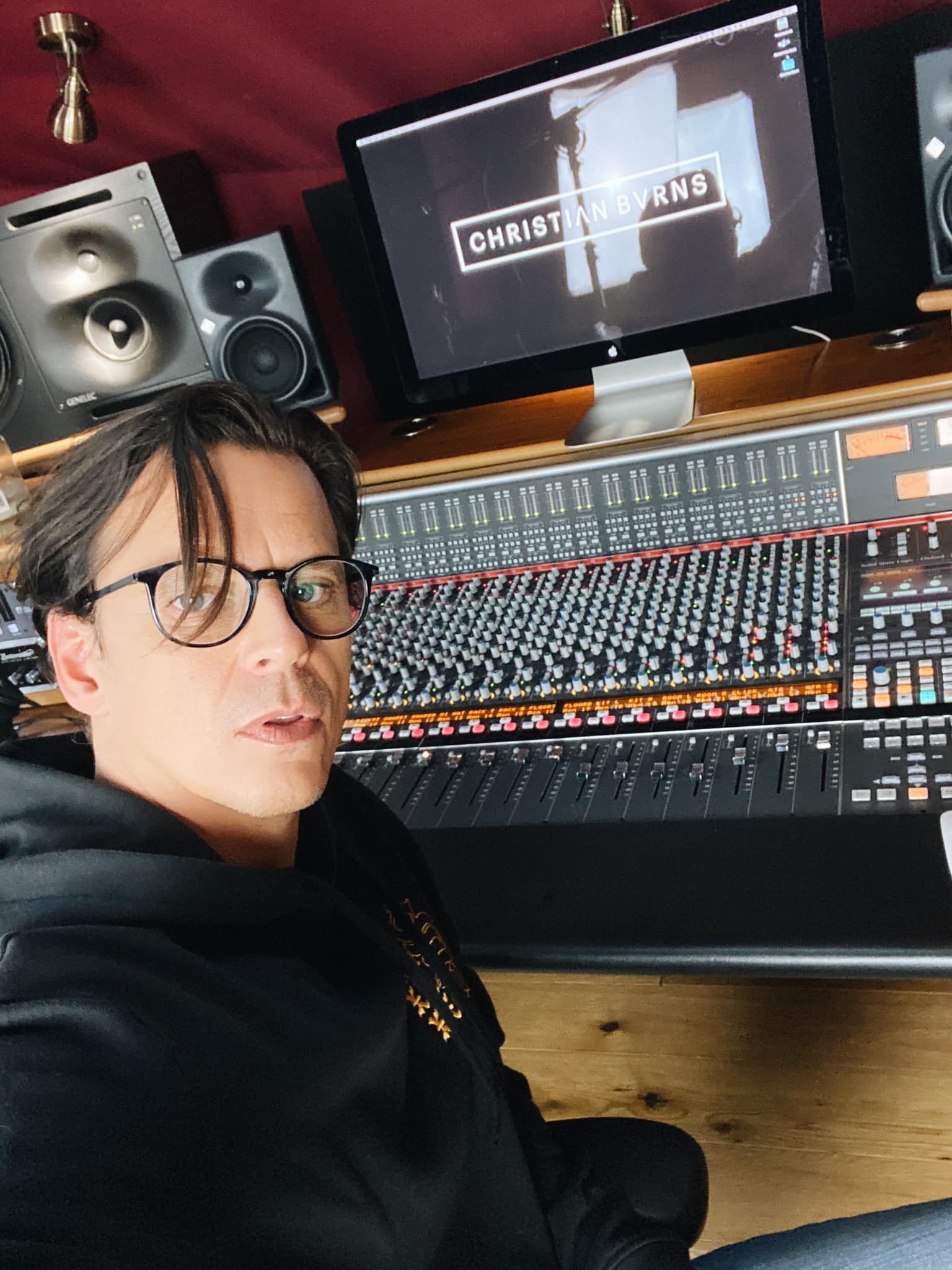 Christian Burns y Pretty Pink se unen en ‘Fall To You’