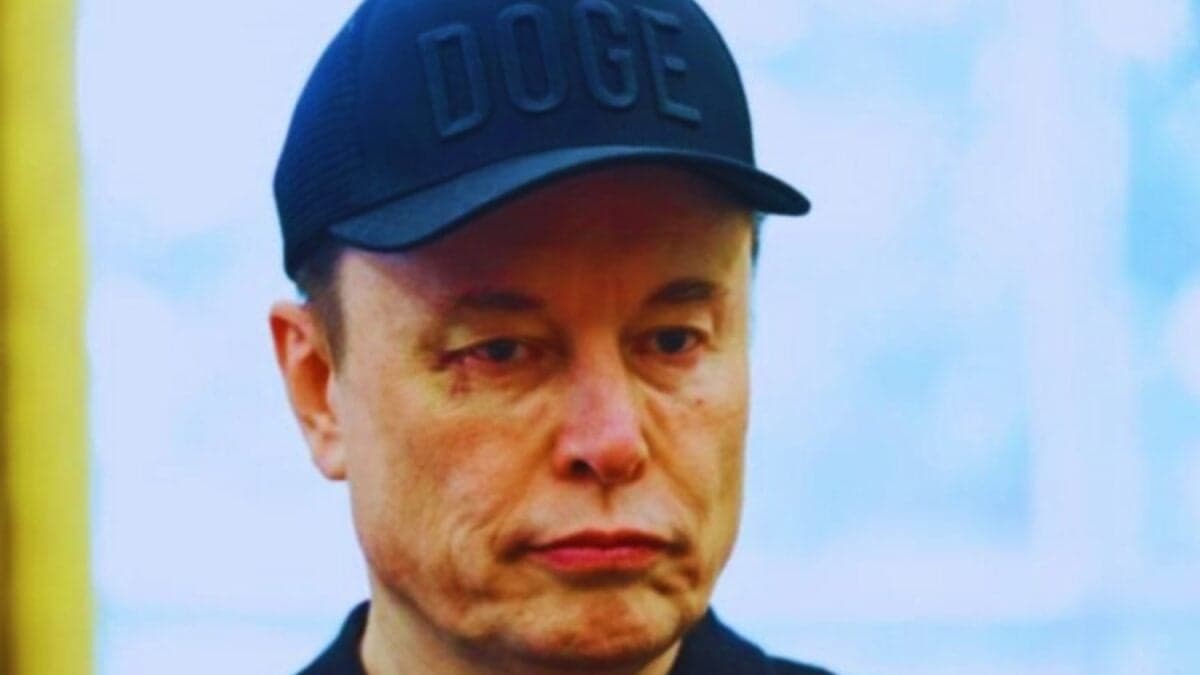 Grok se ha vuelto el aliado de millones de personas en X, pero sorprendentemente está convirtiéndose en el enemigo de su propio creador. Elon Musk enfrenta una denuncia por las imágenes creadas por su agente de inteligencia artificial, y proviene de alguien muy cercano a él