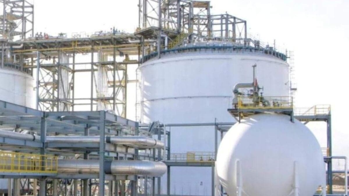 China guarda energía en tanques de aire líquido en pleno desierto