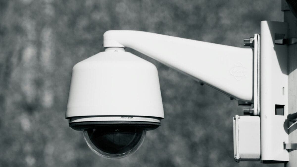 China se las rebuscó para afrontar la inseguridad de una manera distinta, más simple y mucho menos invasiva. Atrás quedan las alarmas y cámaras de seguridad para dar lugar a una aplicación que confirma el bienestar del usuario