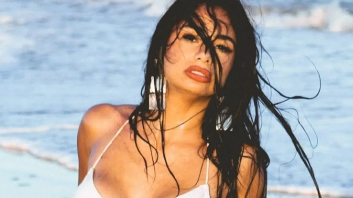 “Que fluya”: Daniela Celis paralizó Pinamar con una producción de fotos en la playa