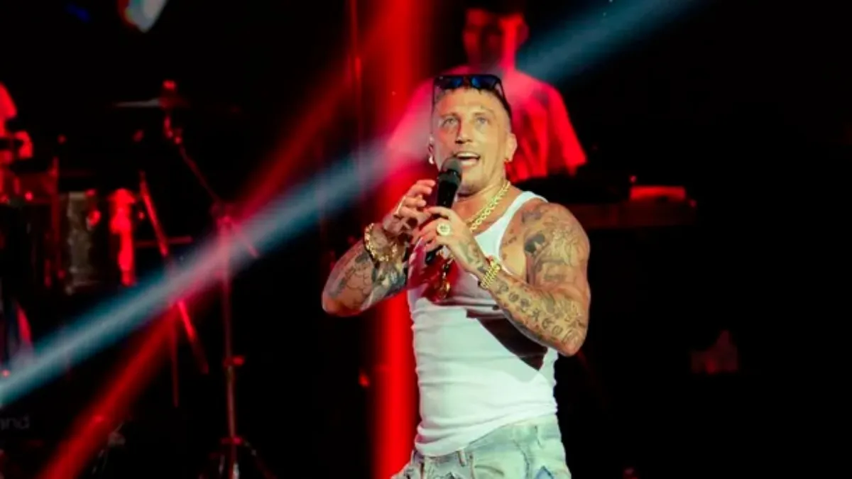 Video: un artista callejero argentino cantó un éxito de El Polaco en una peatonal de Irlanda y se viralizó