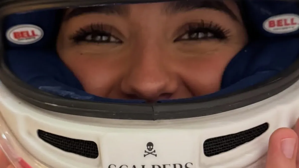 Franco Colapinto publicó la foto de una actriz con su casco y sus fans la identificaron