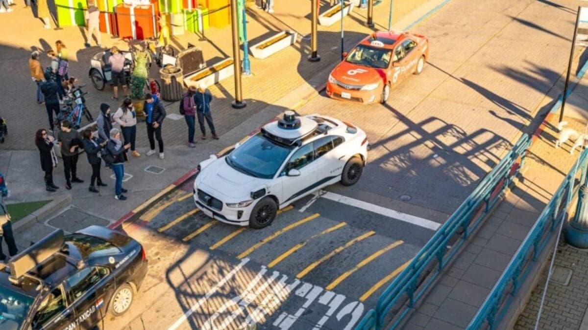 Un robotaxi de Waymo atropelló a un chico que llegaba a la escuela