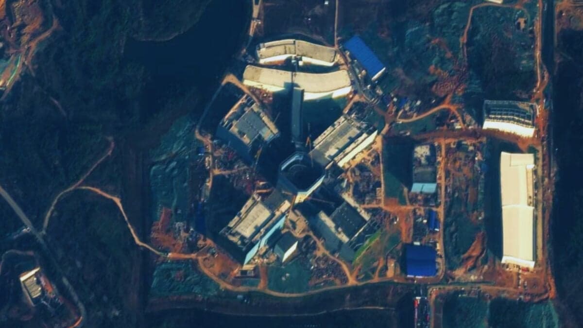 Las nuevas instalaciones nucleares de China ya se distinguen desde el espacio. Lo que revelan las imágenes satelitales sobre el giro estratégico de Pekín