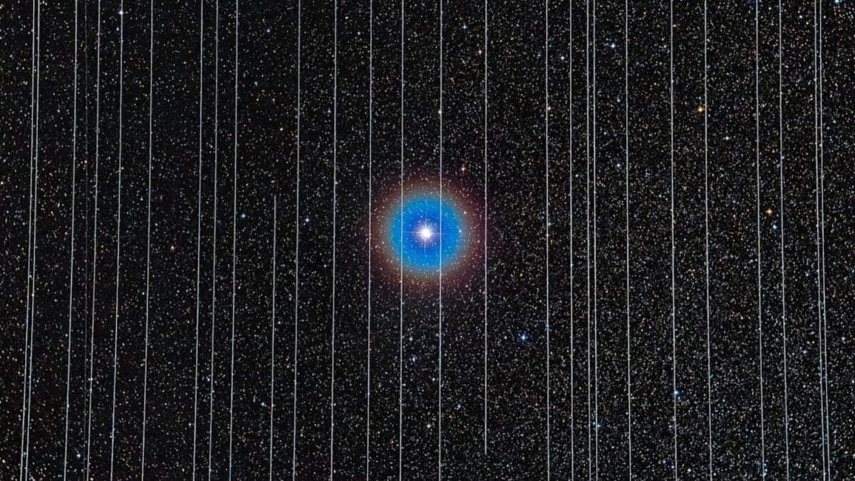 El cielo que rodea a la Tierra ya no está oscuro. La avalancha de satélites amenaza con volver inútiles a los telescopios espaciales