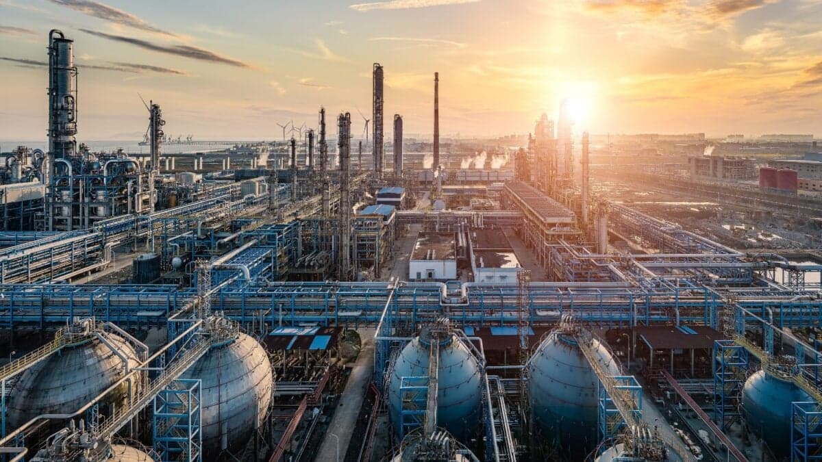 Una mega planta frente al río despierta protestas y recuerdos de un conflicto histórico entre dos países latinoamericanos