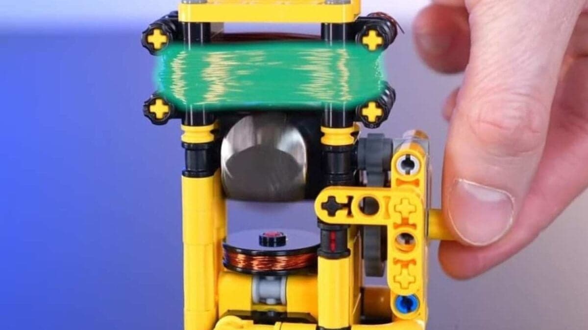 Un motor eléctrico hecho con LEGO pone en evidencia cómo funciona la electromecánica que mueve el mundo. Y lo hace sin software ni trucos