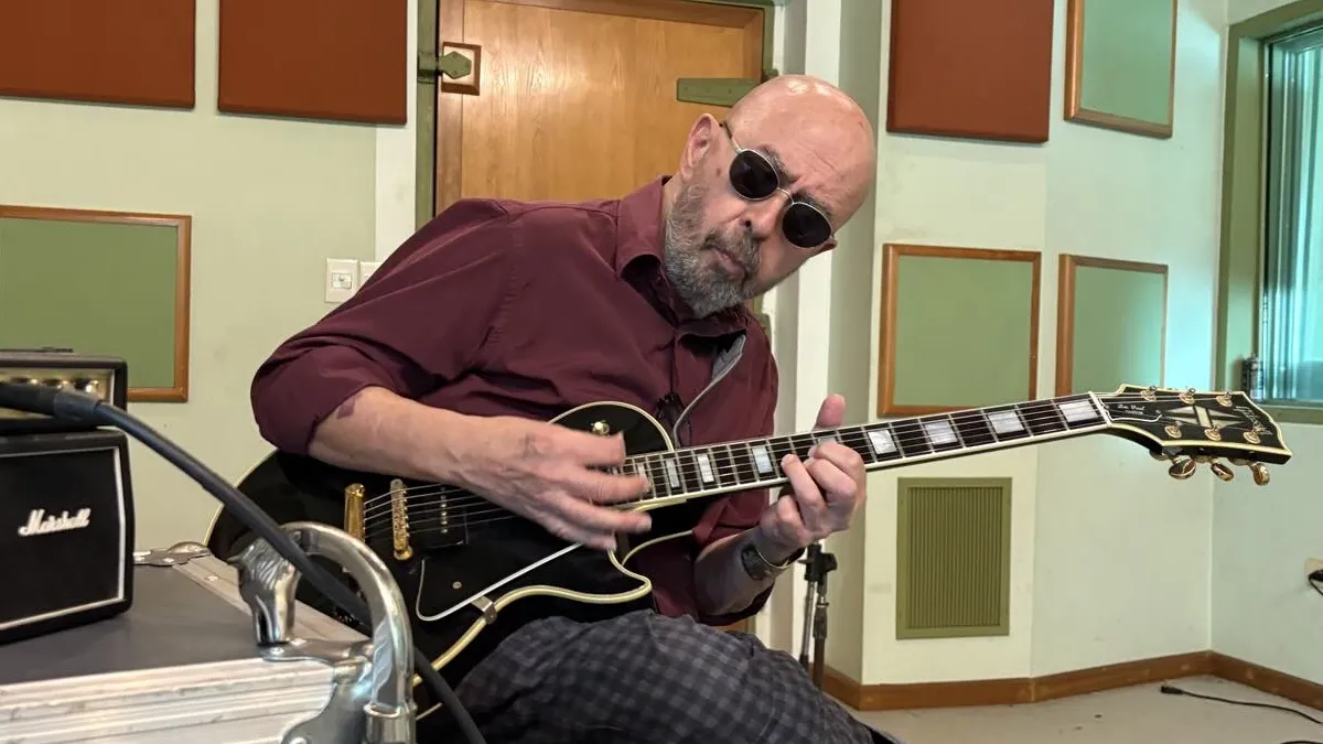 En su salsa: el Indio Solari reapareció en su estudio de grabación tras los chequeos médicos