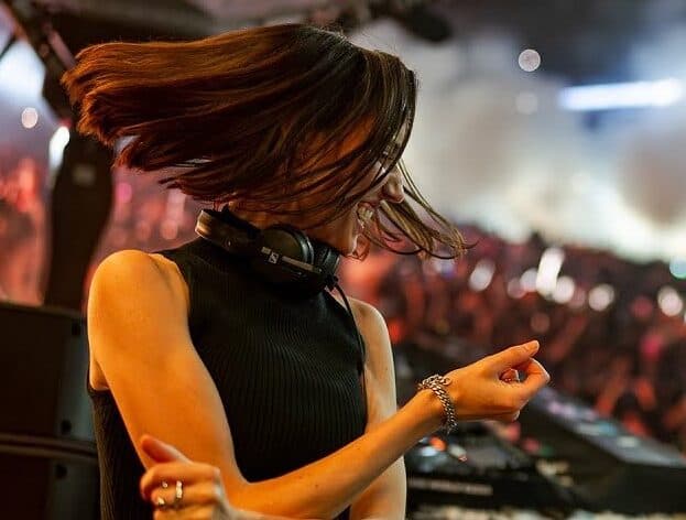 Amelie Lens denuncia que la escena techno invisibiliza y consiente el “machiruleo”