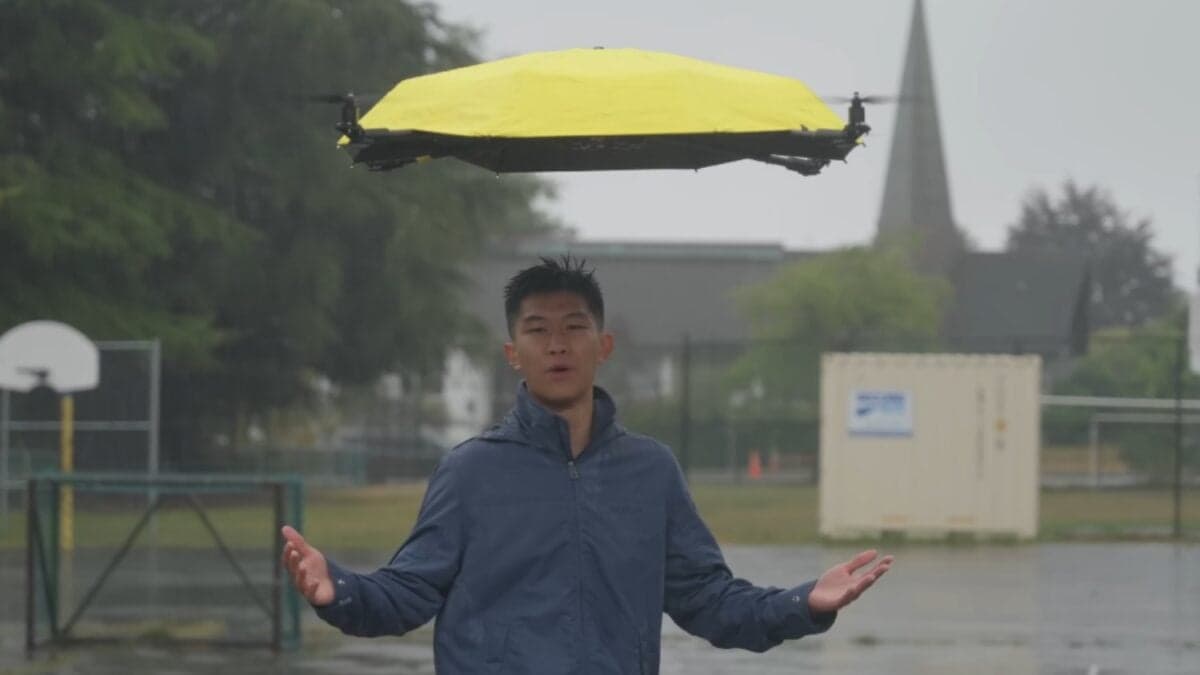 Invento millonario: el paraguas manos libres que vuela sobre tu cabeza y promete cambiar la forma de caminar bajo la lluvia