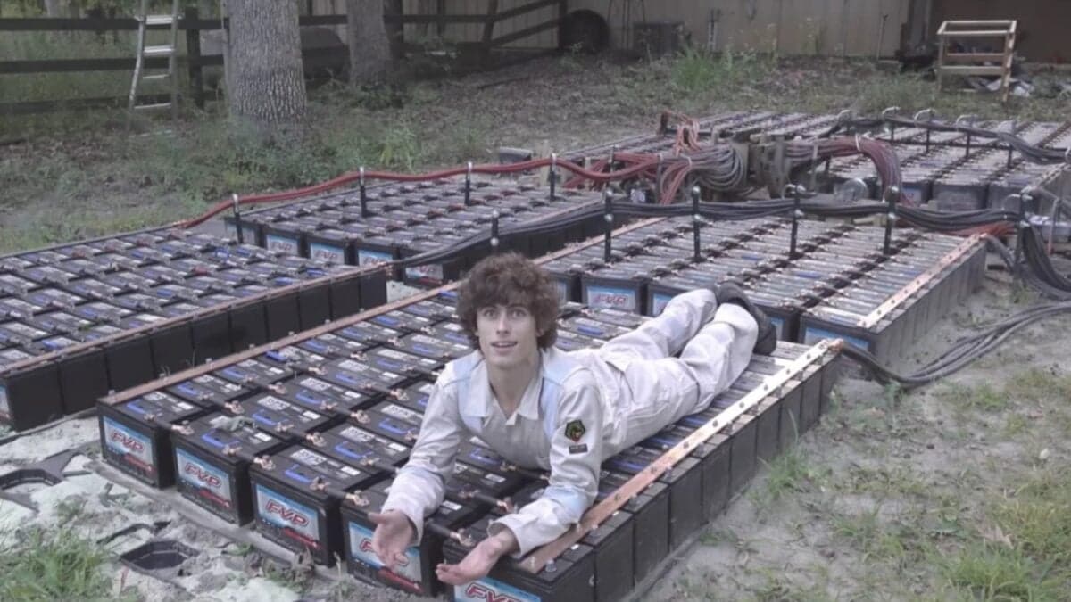 Un YouTuber imprudente arriesgó el tejido de la realidad al conectar entre sí 400 baterías de automóvil