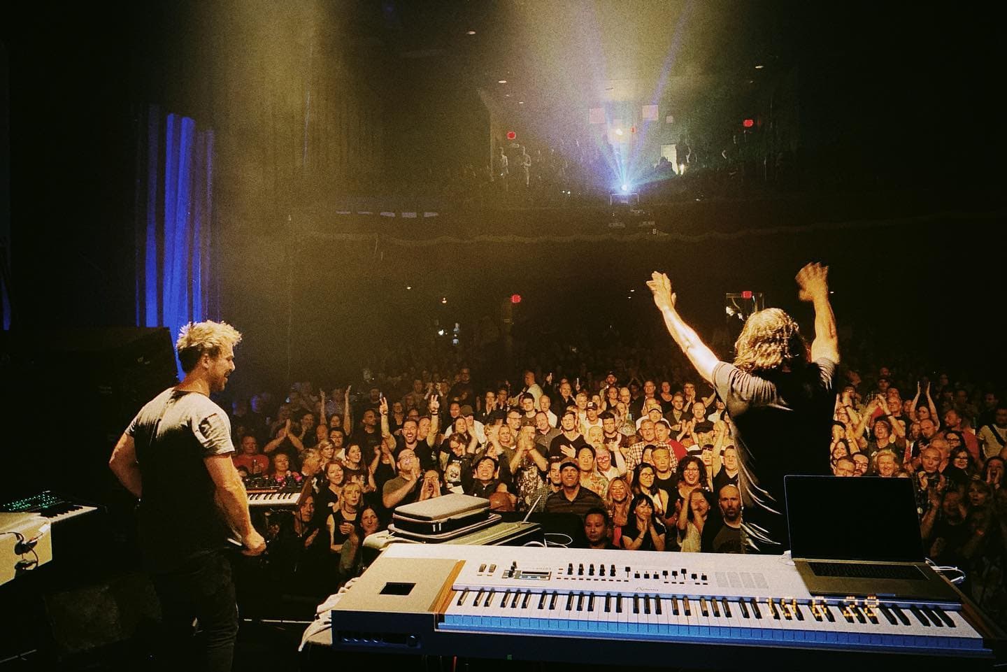 Christian Burns canaliza la resiliencia en ‘Darker Days’