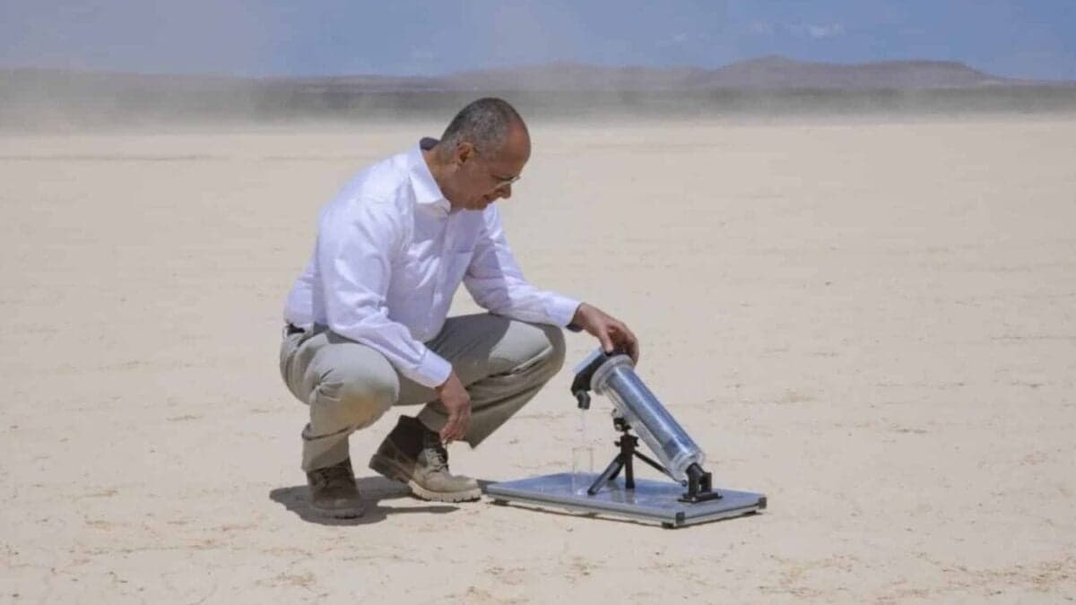 Creció en un campo de refugiados recogiendo agua cada día. Décadas después, este químico ganó el Nobel y creó una tecnología capaz de producir agua directamente del aire