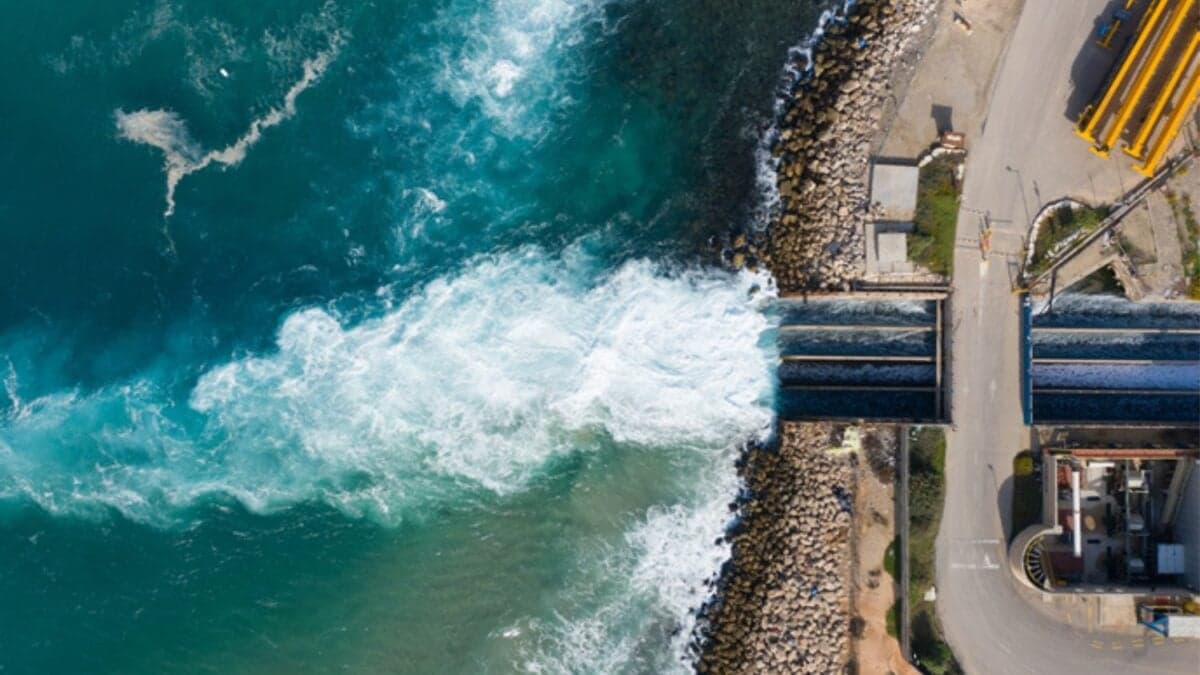 Marruecos decidió no esperar a que volviera la lluvia. El país está construyendo una red gigante de desalinizadoras para convertir el agua del mar en la nueva base de su suministro