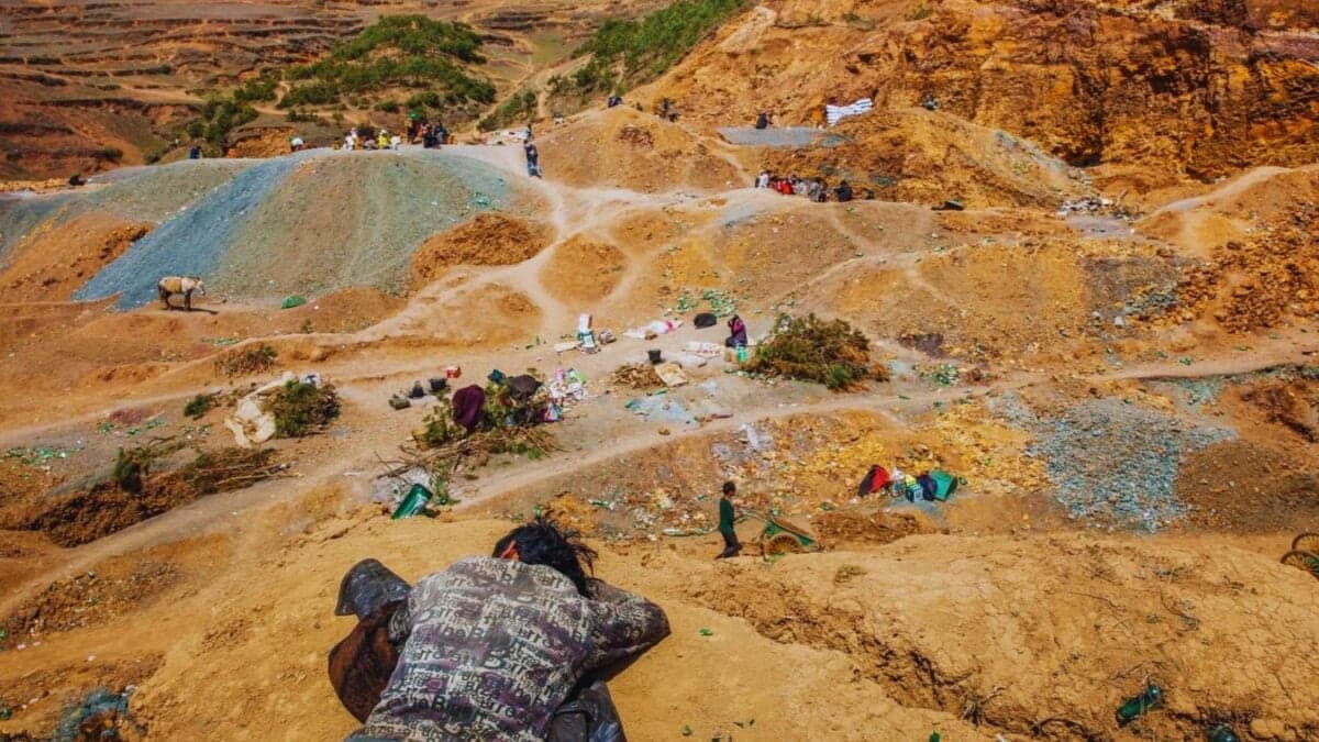 EE. UU. construye una nueva “reserva estratégica” de minerales tecnológicos, revelando su dependencia de China y América Latina.