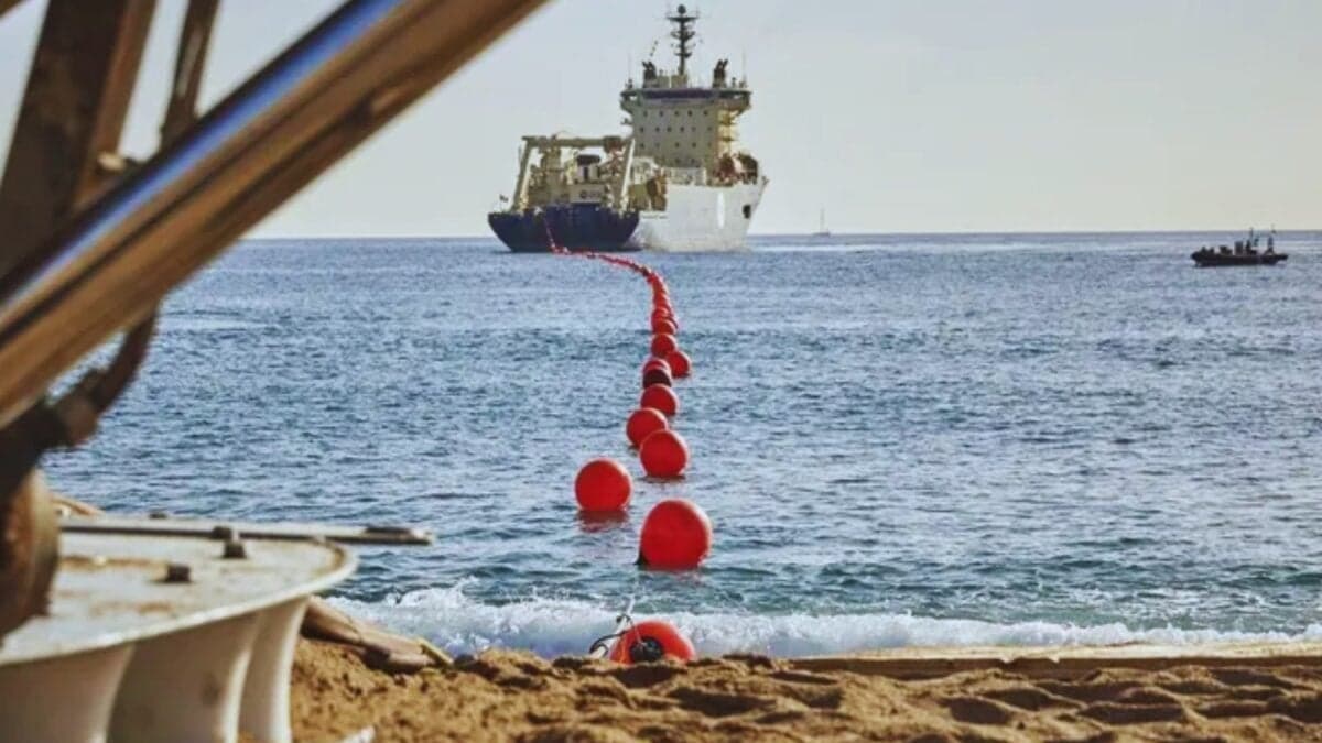 Mientras casi todo el mundo mira satélites, inteligencia artificial y chips, Estados Unidos está jugando otra partida mucho más silenciosa. La de los cables submarinos que sostienen internet