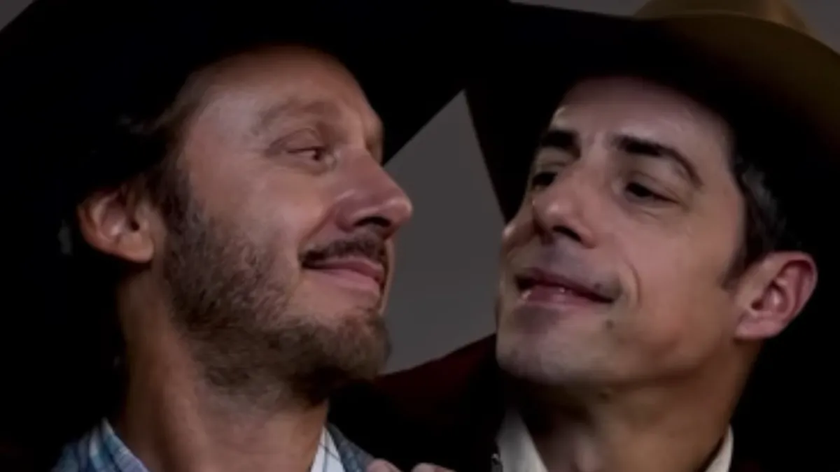 Benjamín Vicuña y Esteban Lamothe presentan en teatro el drama romántico de Secreto en la montaña