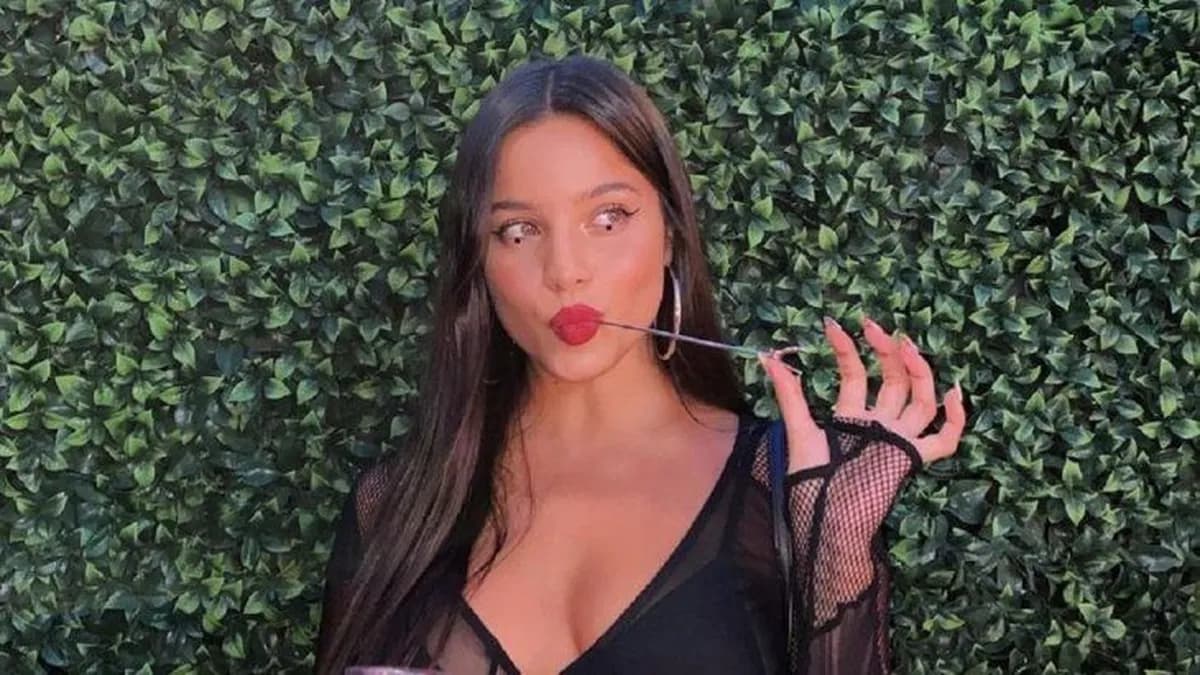 Revelan una imagen de Emilia Mernes durante la fiesta de la Selección: quién fue el futbolista que la tomó y a quién abraza