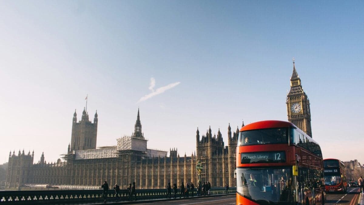 El Reino Unido cierra su última planta de carbón y lidera el mundo en energía eólica marina, mientras su economía verde crece a gran velocidad. La ministra del Clima detalla cómo lo lograron y por qué lo consideran un negocio rentable.