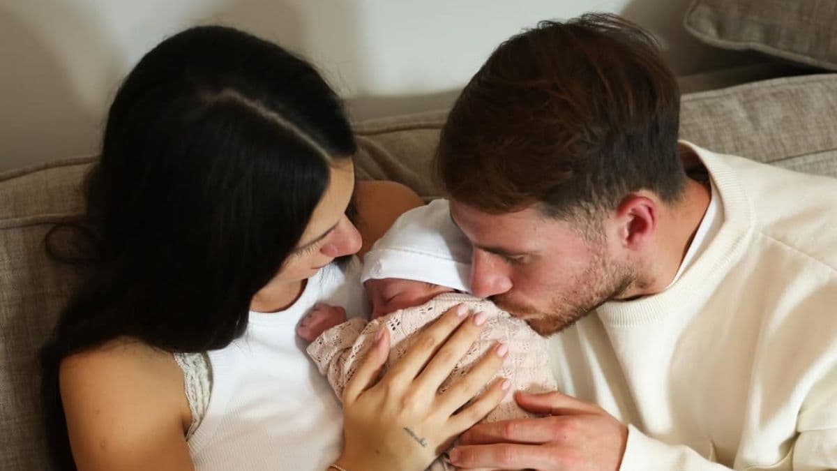 Nació Alaia, la primera hija de Alexis Mac Allister y Ailén Cova: “Después de 18 horas de sufrimiento…”