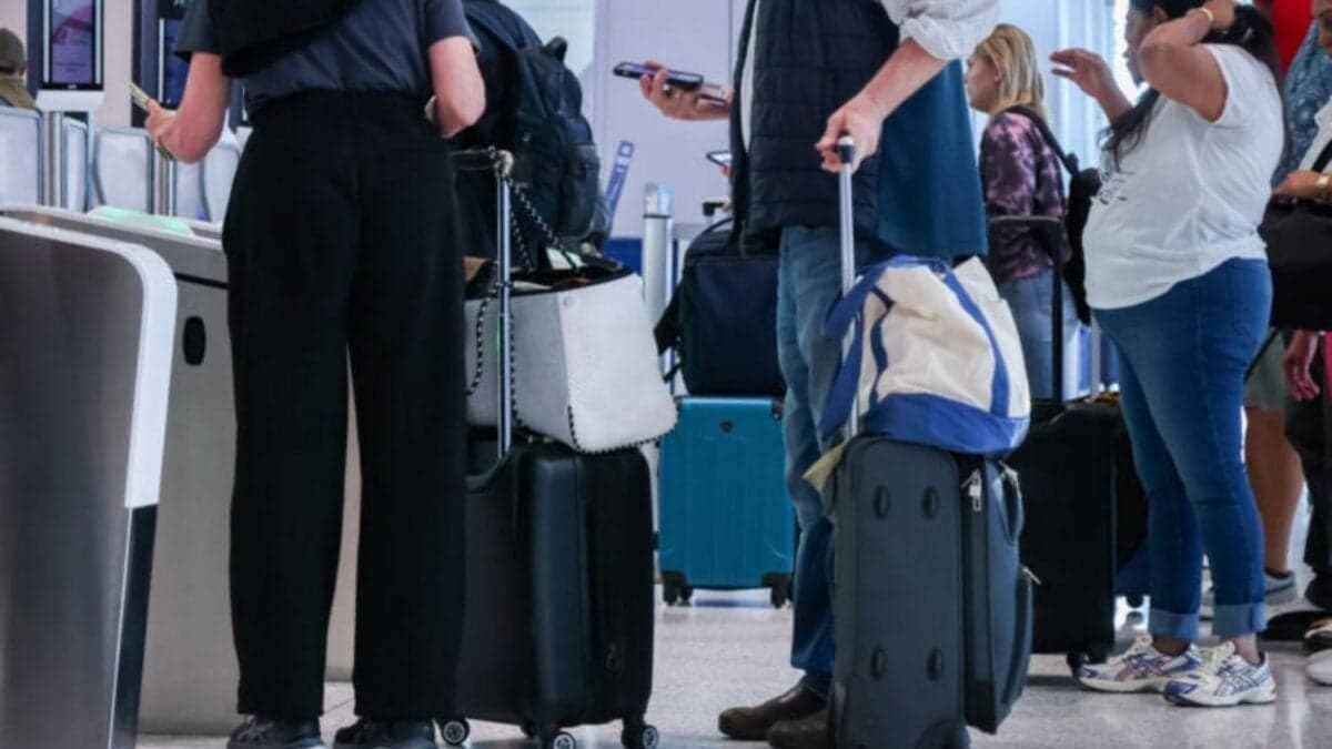 Largas esperas en aeropuertos y check-ins con problemas, por interrupciones de Internet