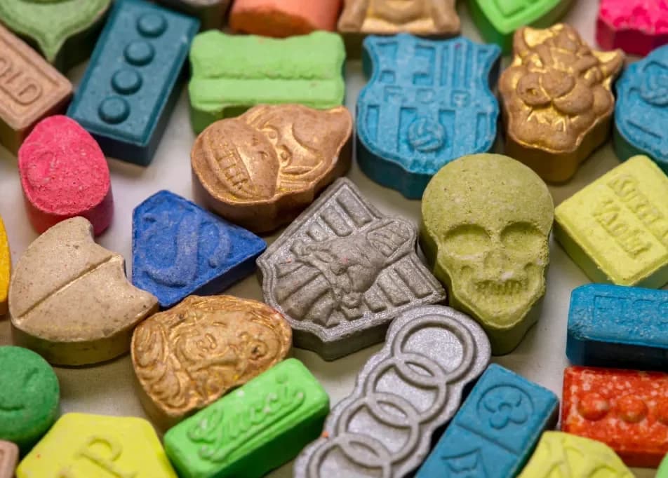 La Fuerza Promedio de las Pastillas de Éxtasis en el Reino Unido Fue el Doble de la Dosis Común de MDMA en 2025