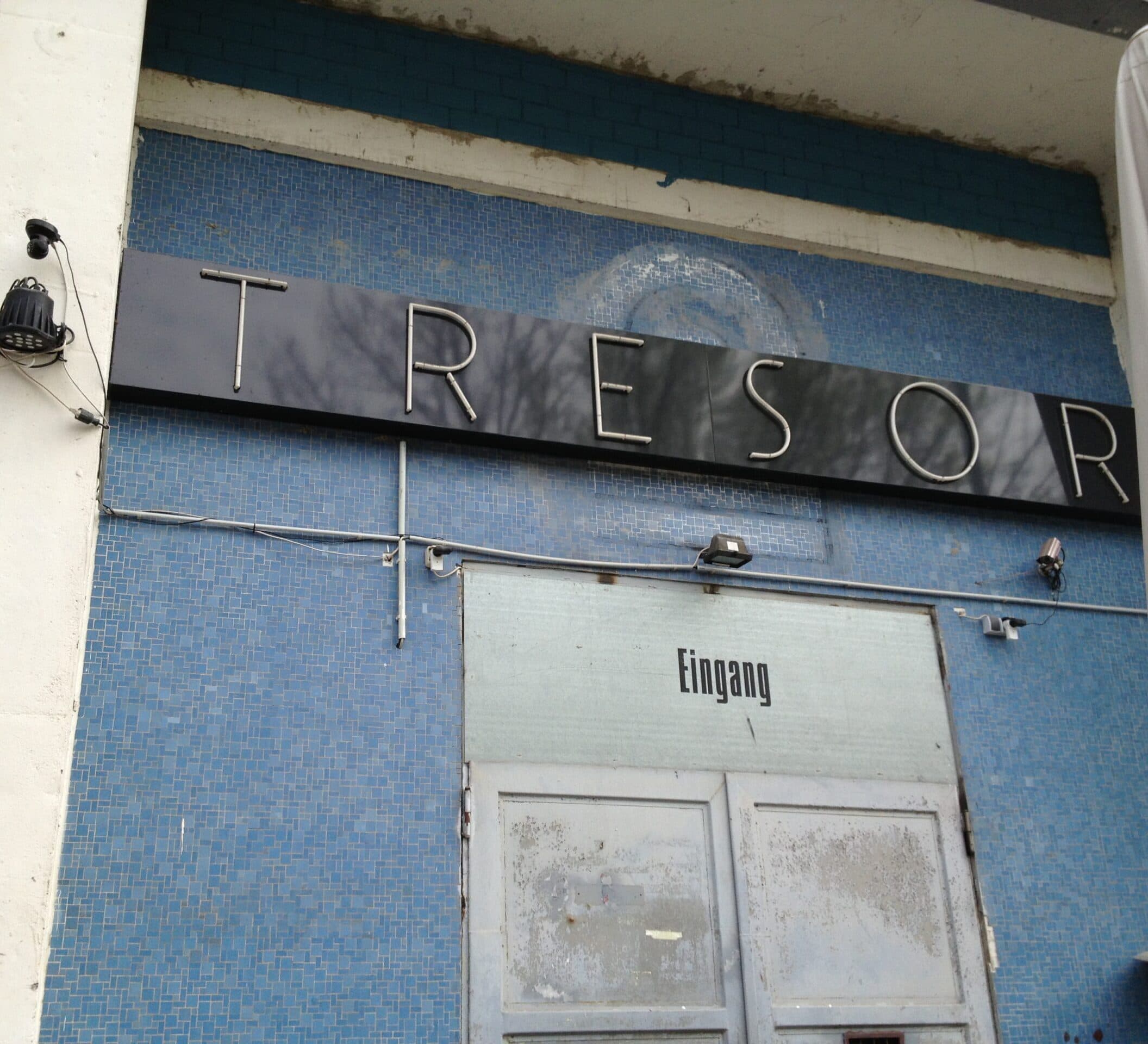 Un cliente provocó un incendio frente al Tresor tras ser expulsado