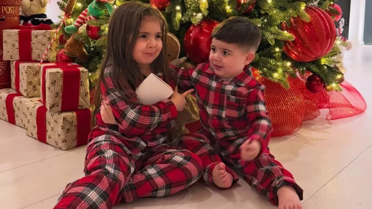 Enzo Fernández y Valentina Cervantes llenaron de espíritu navideño a sus hijos en Londres