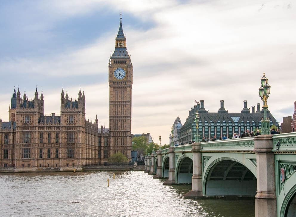 El Reino Unido modifica su postura sobre inteligencia artificial y derechos de autor